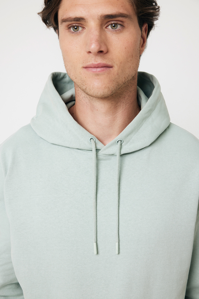 Homme portant sweat à capuche vert clair