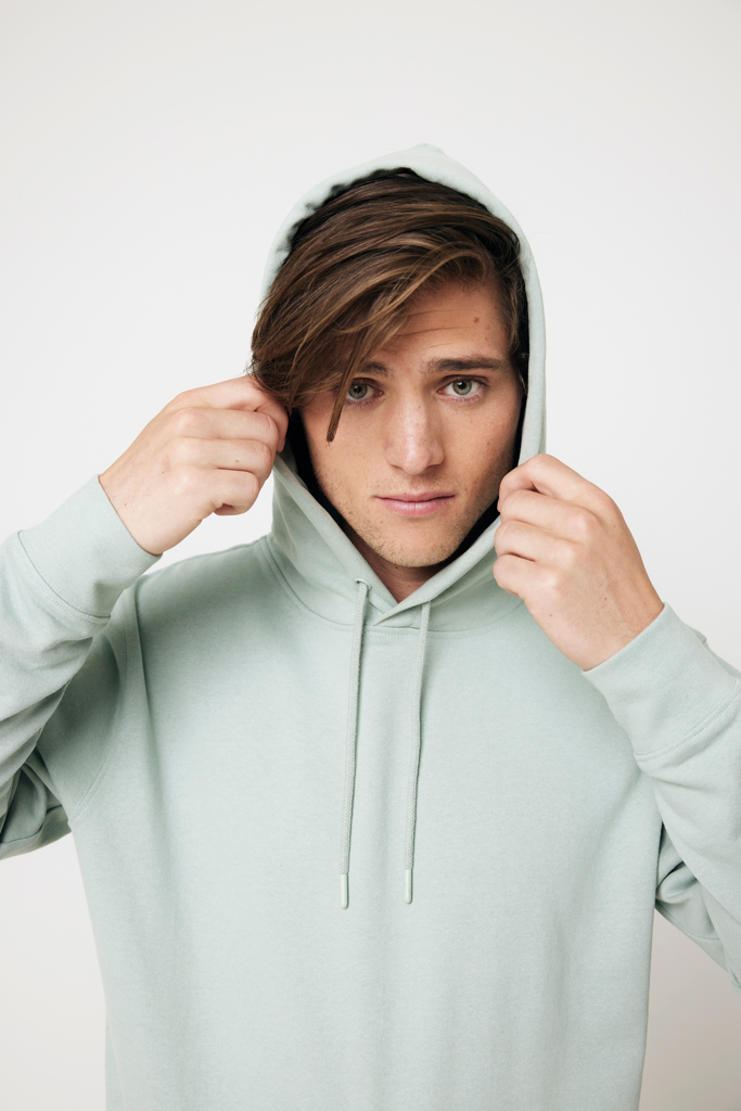 Jeune homme en sweat à capuche vert clair