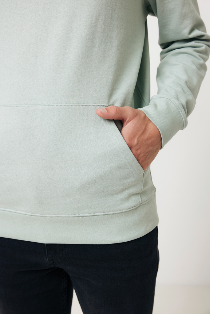 Sweat à capuche vert, main dans poche