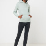 Femme portant un sweat à capuche vert clair