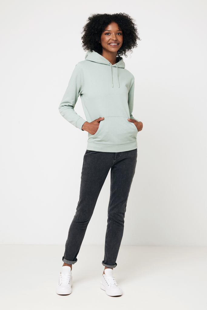 Femme portant un sweat à capuche vert clair