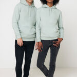 Deux modèles portent des sweats à capuche verts