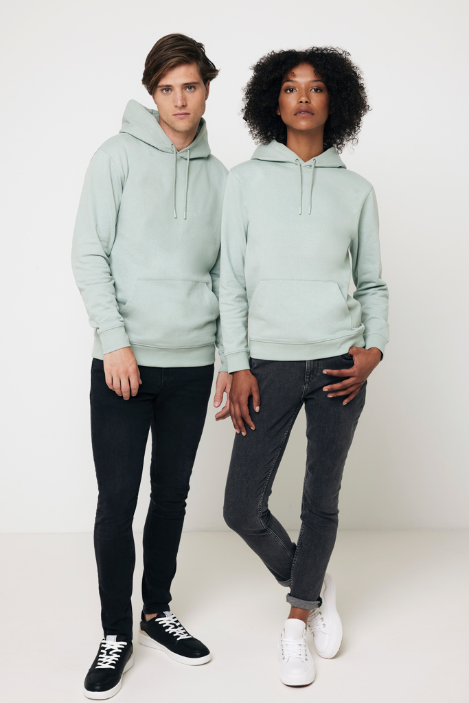 Deux modèles portent des sweats à capuche verts
