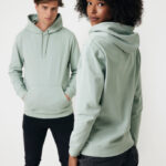 Deux modèles portent des sweats à capuche verts