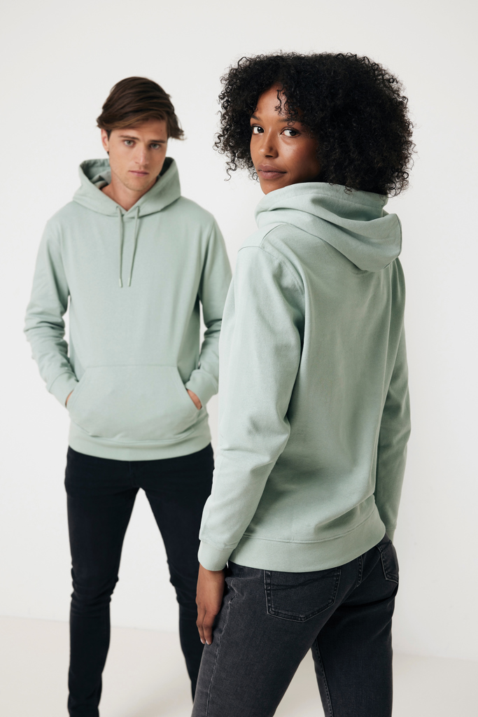 Deux modèles portent des sweats à capuche verts
