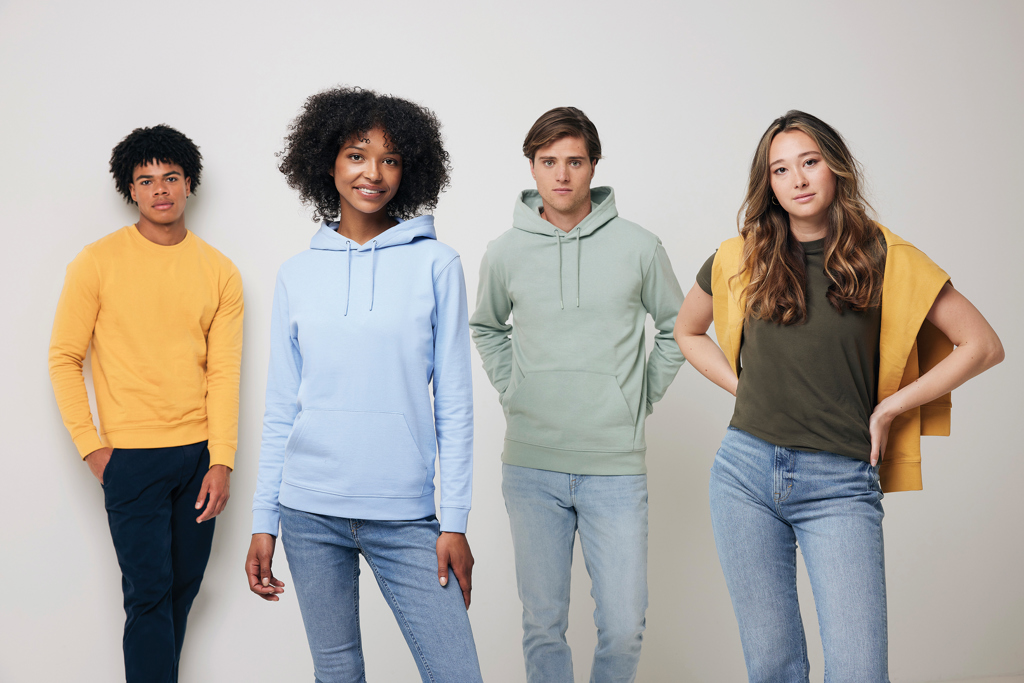 Quatre jeunes adultes en sweats colorés