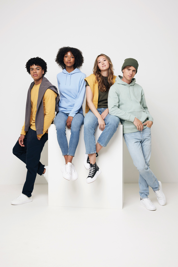 Quatre jeunes en tenues décontractées sur cubes blancs