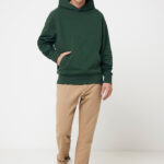 Homme en sweat vert et pantalon beige baskets blanches
