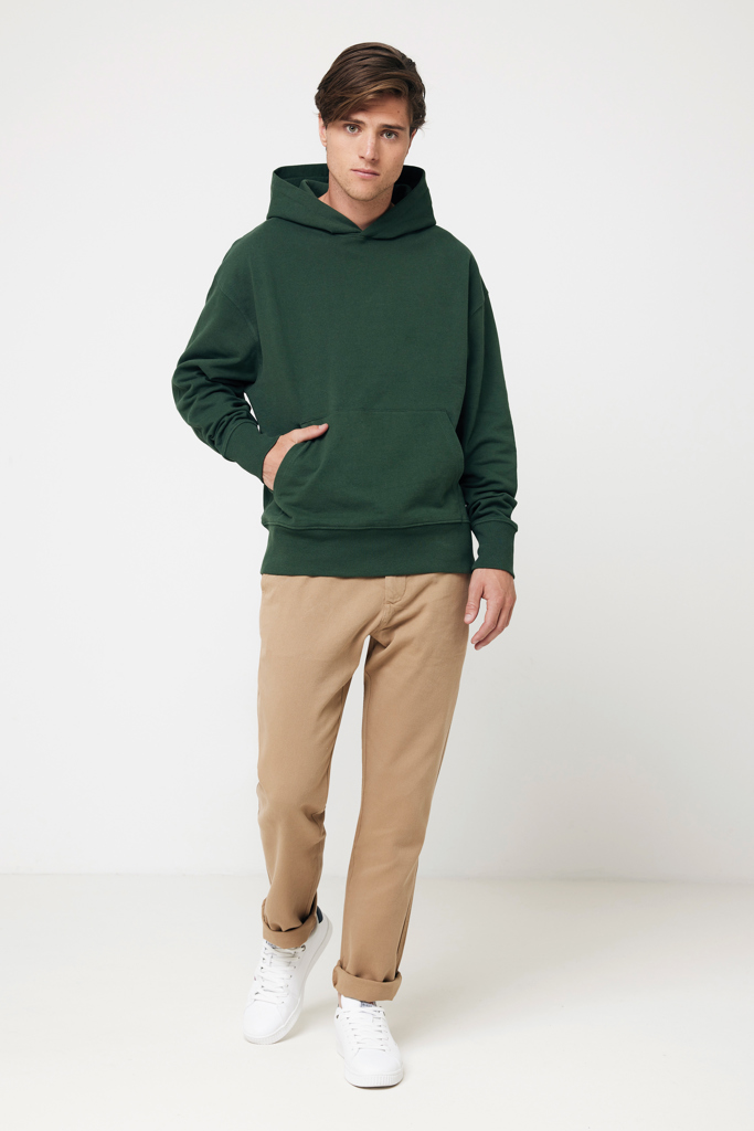 Homme en sweat vert et pantalon beige baskets blanches