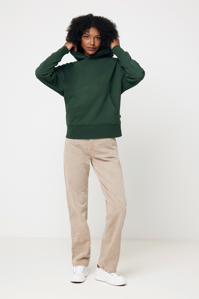 Femme portant sweat vert et pantalon beige