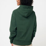 Femme portant sweat à capuche vert, vue arrière