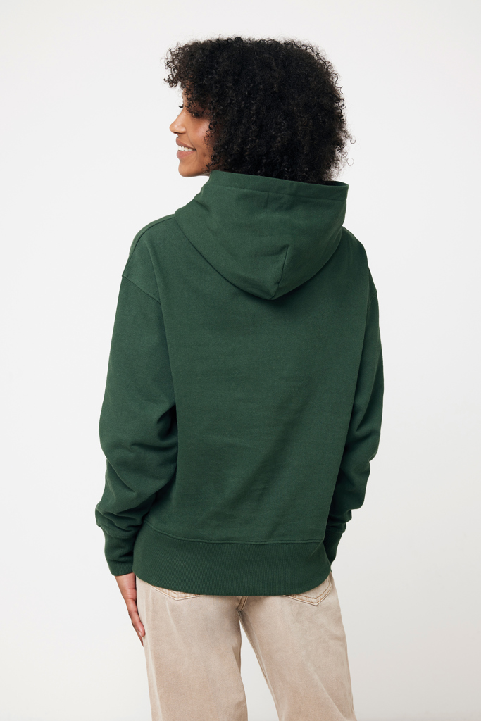 Femme portant sweat à capuche vert, vue arrière