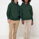 Deux modèles en hoodies verts et pantalons beiges