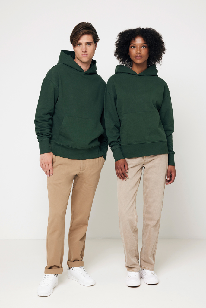 Deux modèles en hoodies verts et pantalons beiges