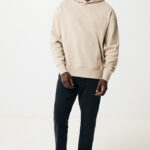 Homme en hoodie beige et pantalon noir