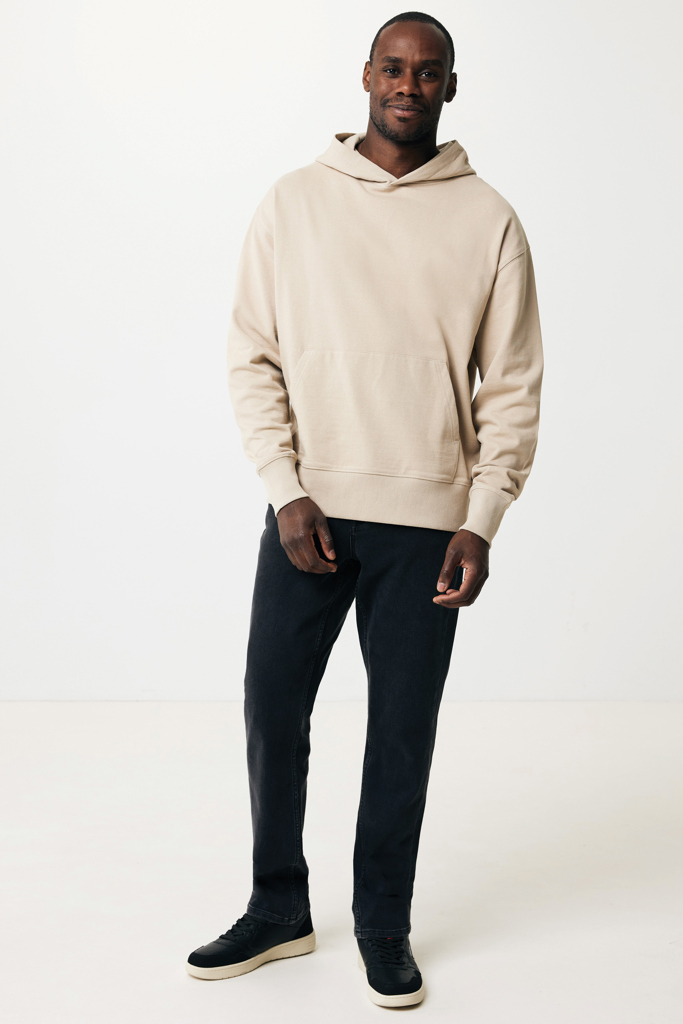 Homme en hoodie beige et pantalon noir