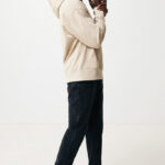 Homme en hoodie beige pose de profil