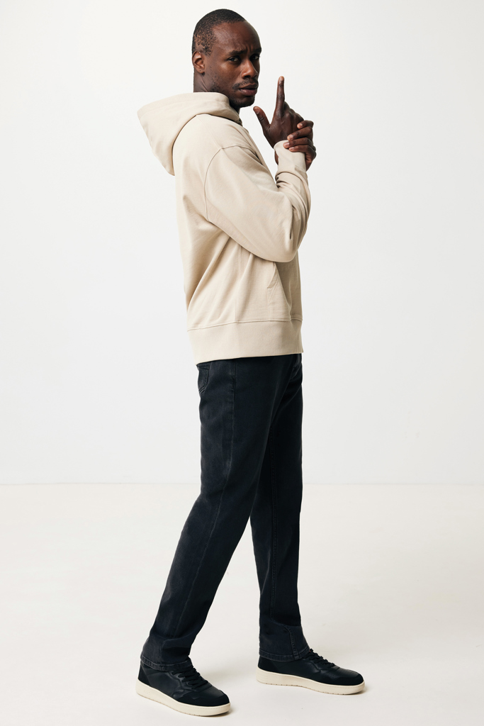 Homme en hoodie beige pose de profil