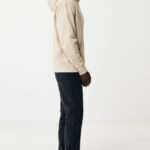 Homme en hoodie beige sur fond blanc