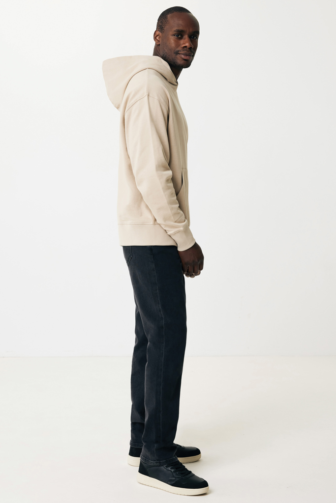 Homme en hoodie beige sur fond blanc
