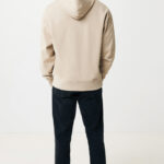 Homme de dos en sweat beige et jean