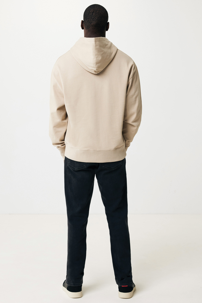 Homme de dos en sweat beige et jean