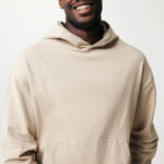 Homme souriant en sweat à capuche beige