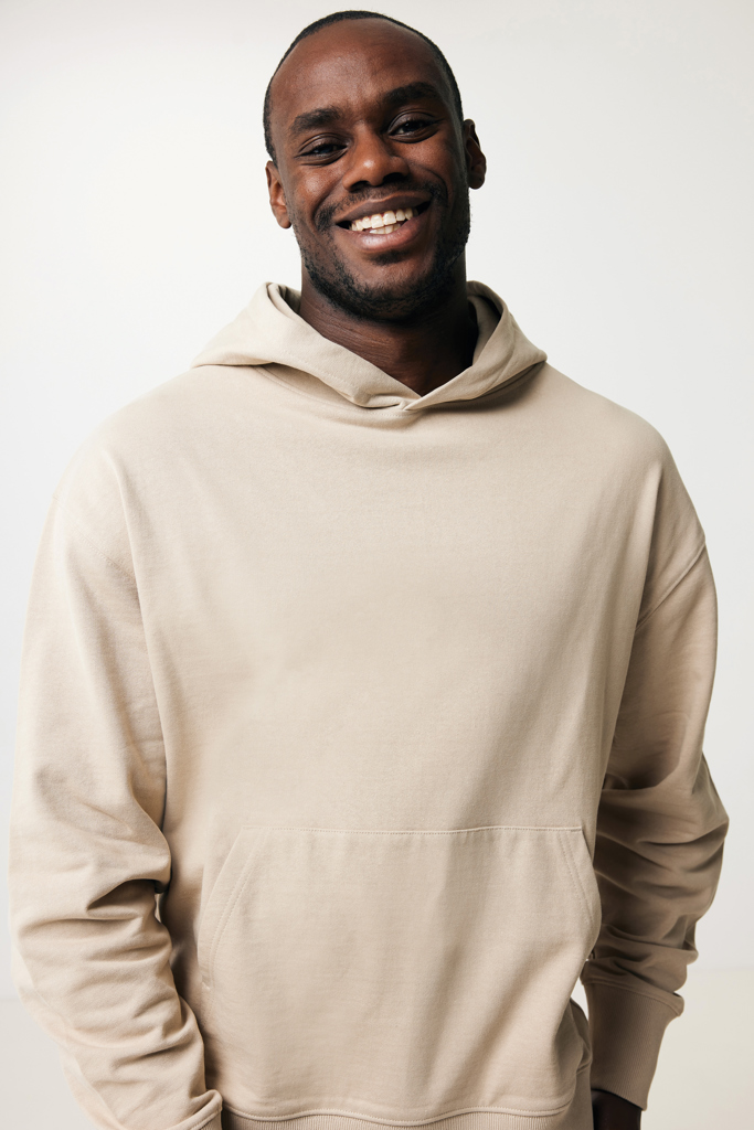 Homme souriant en sweat à capuche beige