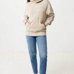 Femme en sweat à capuche beige et jean