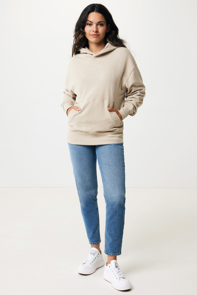 Femme en sweat à capuche beige et jean