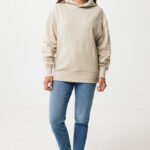 Femme portant sweat à capuche beige et jean