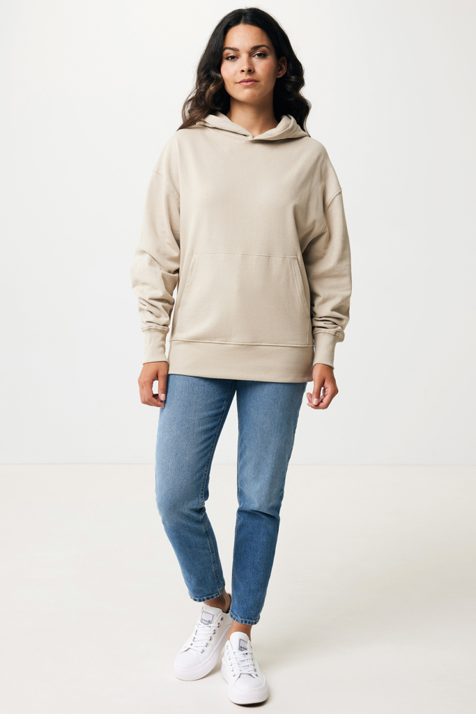Femme portant sweat à capuche beige et jean