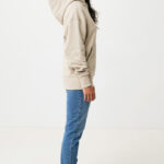 Femme de profil en hoodie beige
