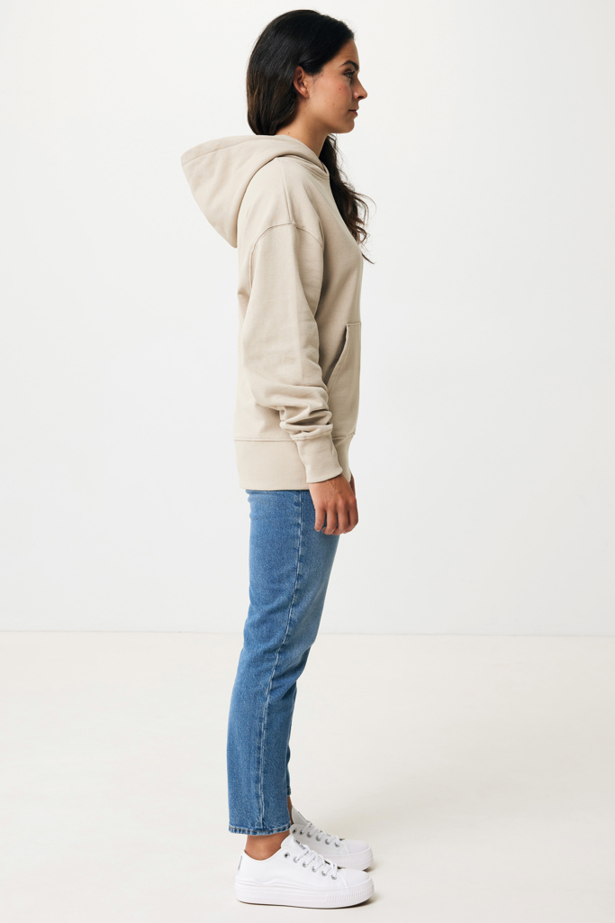 Femme de profil en hoodie beige