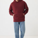 Homme portant sweat à capuche bordeaux et jean clair