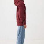 Homme en hoodie bordeaux de profil