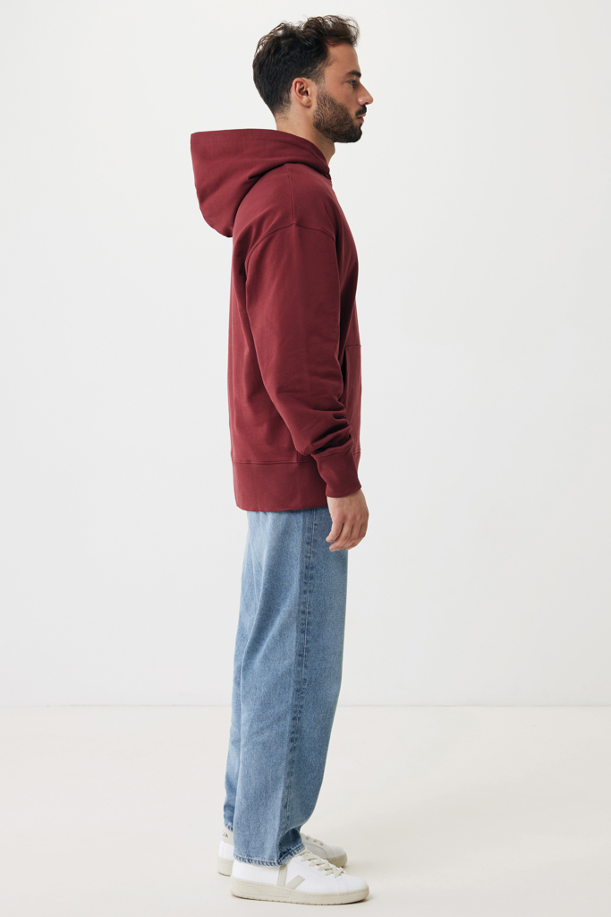 Homme en hoodie bordeaux de profil