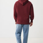 Homme portant sweat à capuche bordeaux, vue arrière