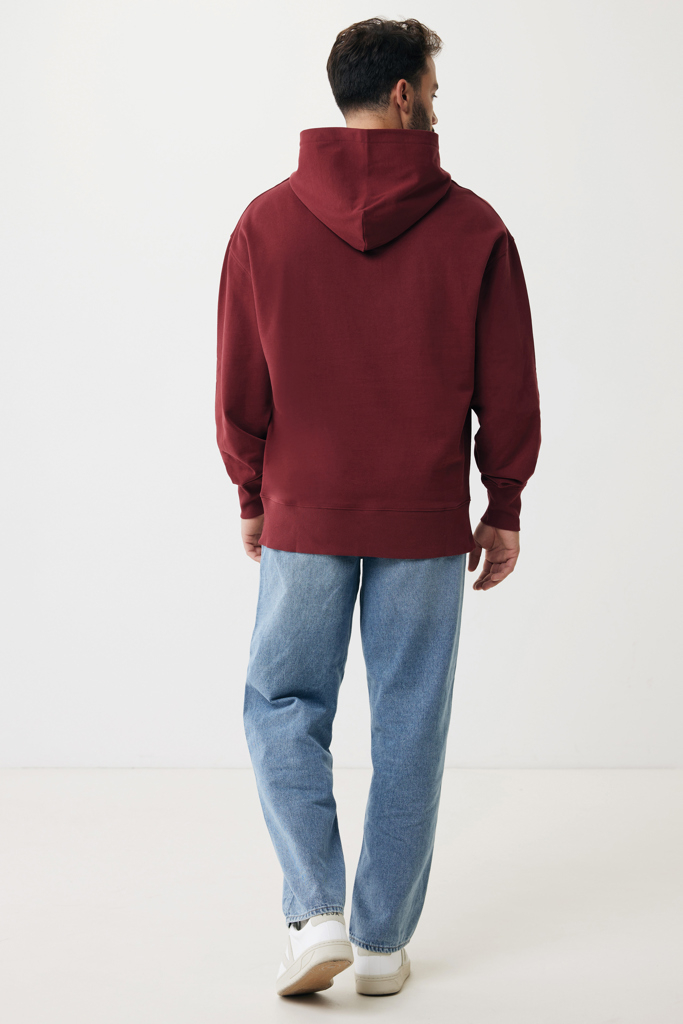 Homme portant sweat à capuche bordeaux, vue arrière