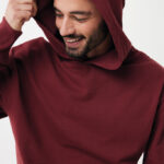 Homme souriant en sweat à capuche bordeaux