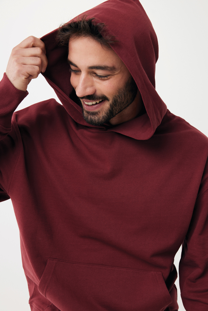Homme souriant en sweat à capuche bordeaux