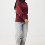 Femme en sweat bordeaux et jean gris
