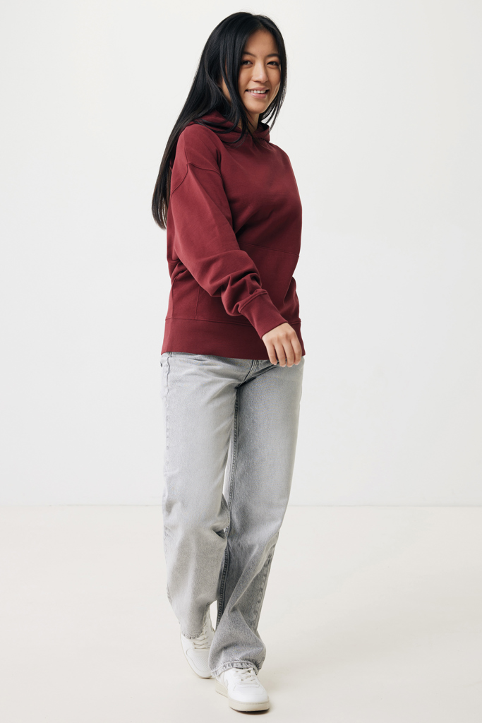Femme en sweat bordeaux et jean gris