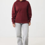Femme en sweat bordeaux et jean gris clair