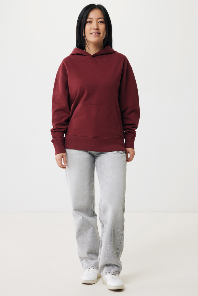 Femme en sweat bordeaux et jean gris clair