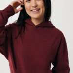 Jeune femme souriante en sweat bordeaux