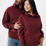 Couple portant des sweats à capuche bordeaux assortis