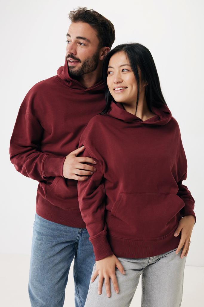Couple portant des sweats à capuche bordeaux assortis
