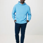 Homme en sweat à capuche bleu clair