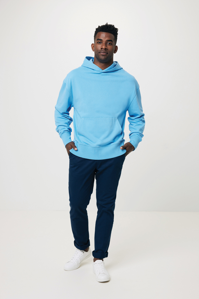 Homme en sweat à capuche bleu clair